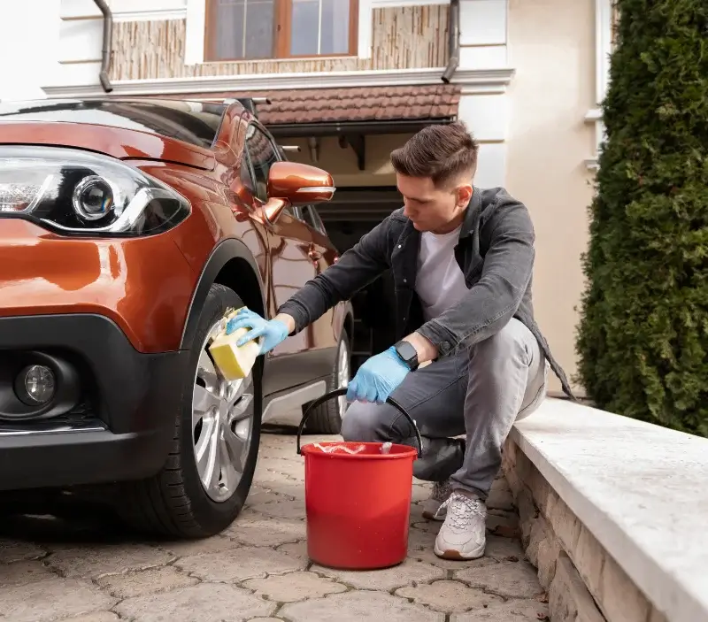 Lavage auto à domicile Châtillon : professionnel intervenant sur un véhicule